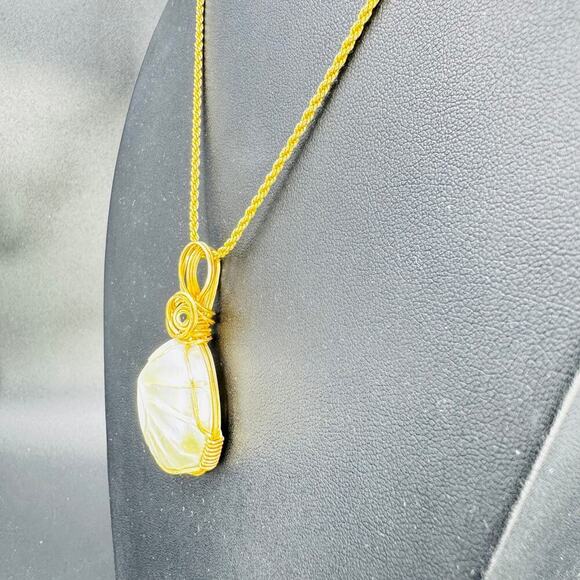 Iridescent Sea Shell Spiral Wired Pendant Gold Tone Chain Necklace 18" - Picture 6 of 13